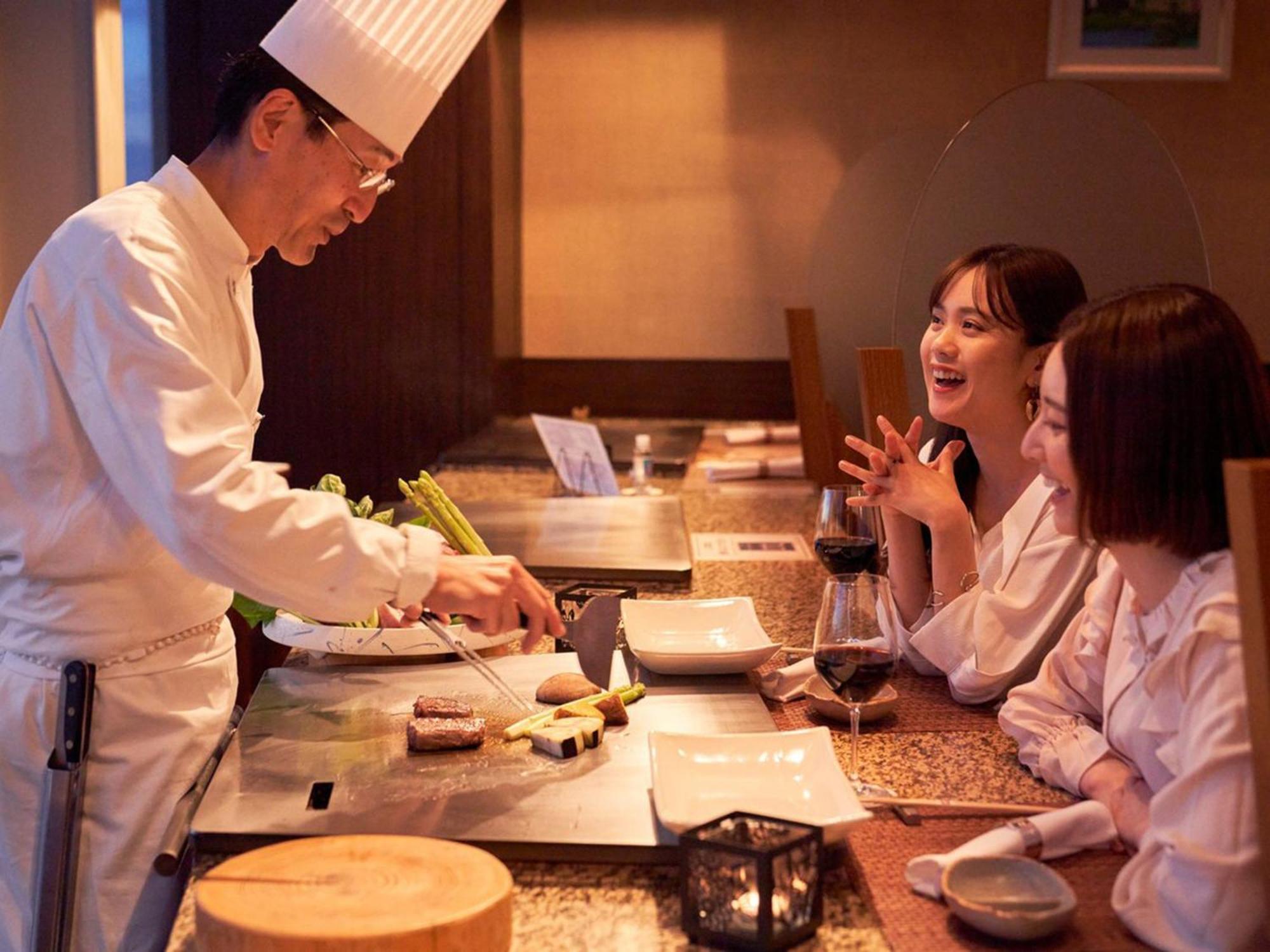 Sapporo Prince Hotel Exterior foto A Japanese chef preparing sushi